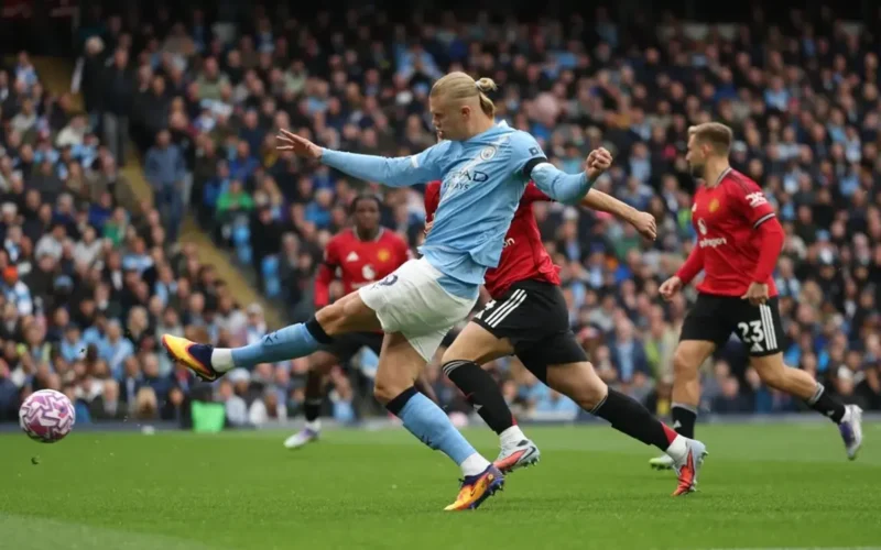 اللقاء المنتظر: موعد ديربي مانشستر يونايتد وسيتي والقنوات الناقلة